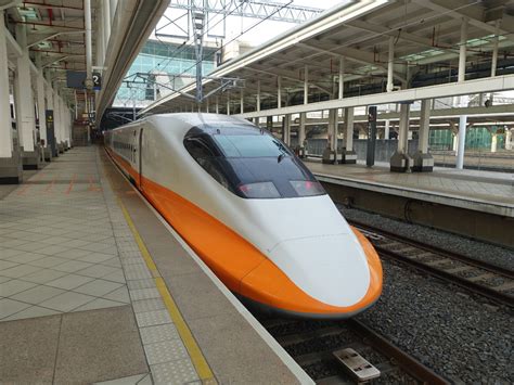 ◎購物折抵 ◎電影票、高鐵折抵 ◎航空里程兌換 ◎便利商店商品兌換 ◎公共事業扣繳 ◎房貸利息折抵. 鐵貓＝鐵道與貓的完美結合: 台灣高鐵700T型列車