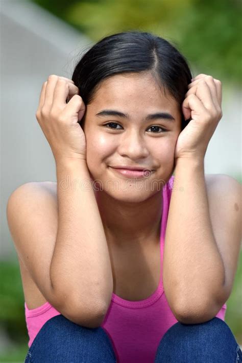 une joyeuse jeune fille philippine photo stock image du joie assez 159691358