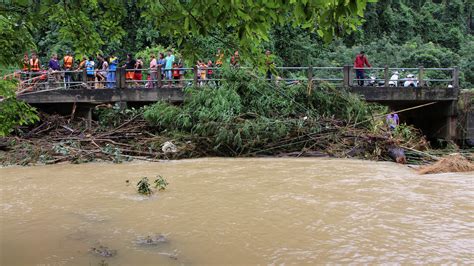 Heavy Flooding In Thailand Kills 14 Inundates Tourist Isles