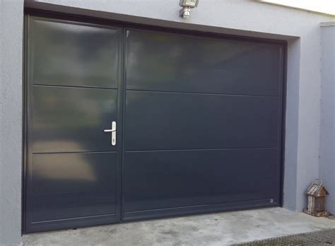 Assortie à la couleur de vos volets ou de votre porte d'entrée, la porte de garage basculante est un élément. Porte de garage basculante, vente et pose - PK Fermetures