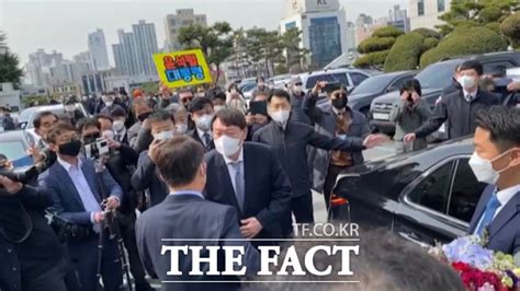 단독 윤석열 최측근 국민의힘 입당, 정해진 바 없다. 더불어민주당 시의원들 "윤석열총장 환영 꽃다발 준 권영진 대구 ...