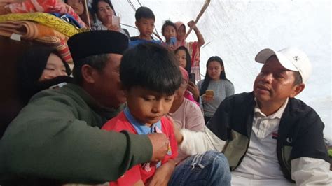 Kang Dedi Mulyadi Datangi Keluarga Dua Ibu Meninggal Gempa Cianjur