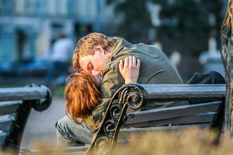 Jeunes Couples Dans Lamour Embrassant Sur Un Banc En Parc Cru Photo Stock Image Du étreinte