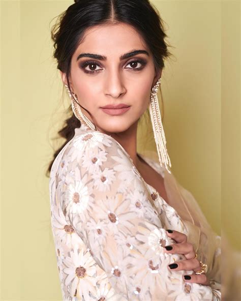 Sonam Kapoor Hd Images Wallpapers Whatsapp Images