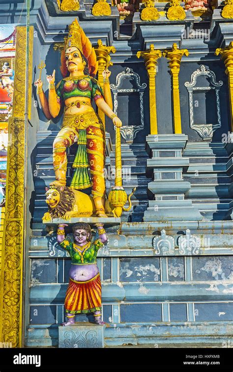 La statue de la Déesse Durga debout sur Lion à l entrée de Tamil Temple Hindou Muthumariamman