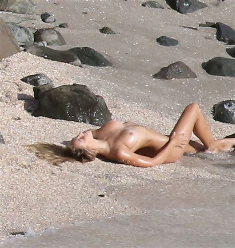 Alexis Ren Topless Nude Celebs Images