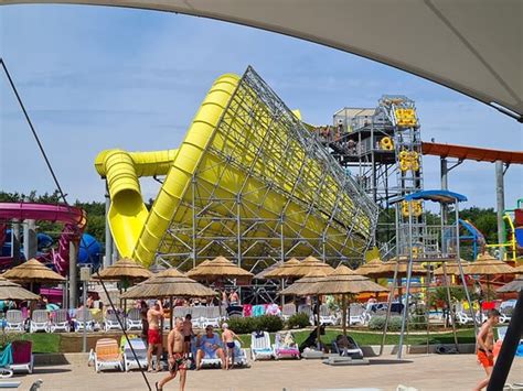 Aquapark to doskonałe miejsce dla miłośników zabaw wodnych, którzy poszukują sposobu na relaks i wypoczynek po ciężkim dniu. Aquapark Aquacolors Porec - 2020 All You Need to Know ...