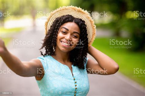 笑顔の黒人の女の子が自分撮りをしたり夏の公園でオンラインでチャットしたり 1人のストックフォトや画像を多数ご用意 1人 アフリカ系アメリカ人 インターネット Istock