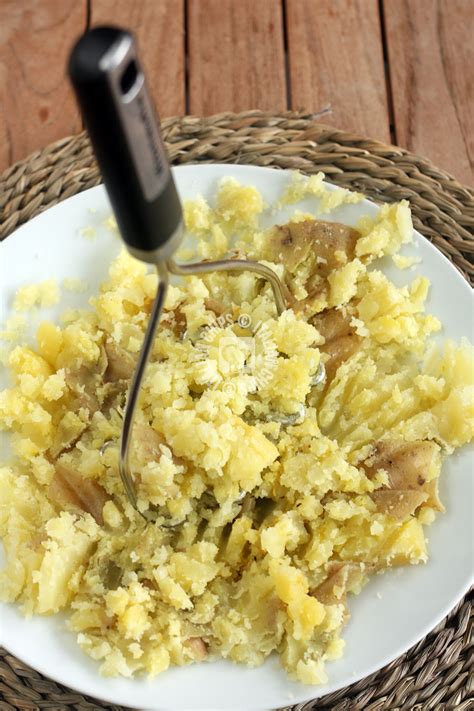Se avete lessato troppe patate, non buttatele via ma provate queste 10 ricette. Patate Lesse Al Limone · Italianchips