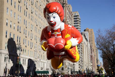 Balloons Bands And Santa Macys Thanksgiving Day Parade Ushers In