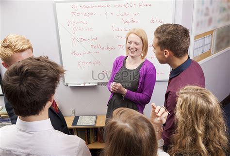 Profesor Y Alumno Hablando En Clase Foto Descarga Gratuita Hd Imagen