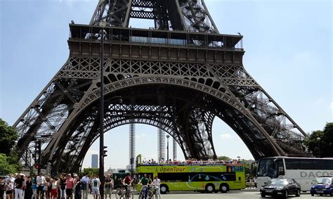 En the eiffel tower and the champ de mars. برج ايفل - باريس ،فرنسا - - التصميم المعماري