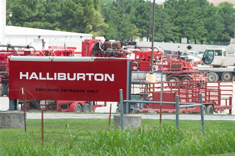 Halliburton says sand delivery delays to reduce first-quarter earnings