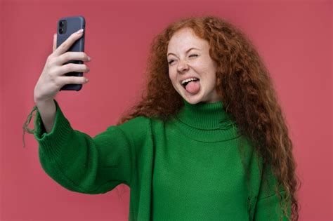 Portrait Dune Adolescente Prenant Un Selfie Et Tirant La Langue Photo Gratuite
