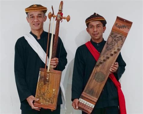 Alat musik tradisional merupakan alat musik yang berasal dari daerah itu sendiri dan memiliki ciri khas. √ Terlengkap Alat Musik Tradisional dari Jawa Barat ...