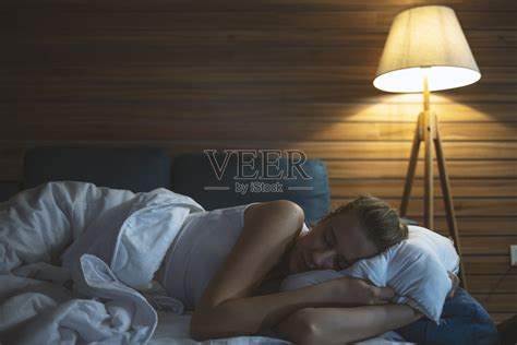 年轻女子睡在床上照片摄影图片id374492707 Veer图库