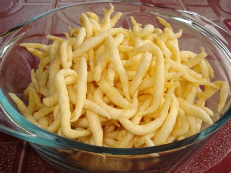Dan sebagian besar orang lebih memilih beli dari pada untuk membuat sendiri karna dibilang lebih peraktis dan tidak memerlukan banyak waktu, tapi ada juga yang mau bikin sendiri karena disetiap momen. jasmin's kitchen: kering keju. (kue daki heheheh)