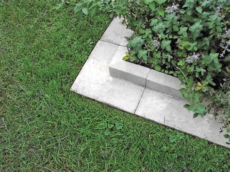 Use a steel strip to give a rough and modern look to your garden. Arcadian Outside Corner Lawn Edging | Haddonstone