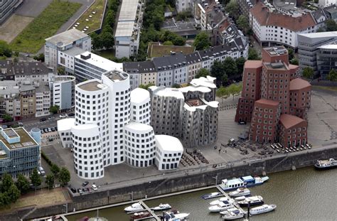 The neuer zollhof is designed by american architect frank gehry, a well known architect in the world. Neuer Zollhof am Medienhafen (Gehry-Bauten) Düsseldorf ...