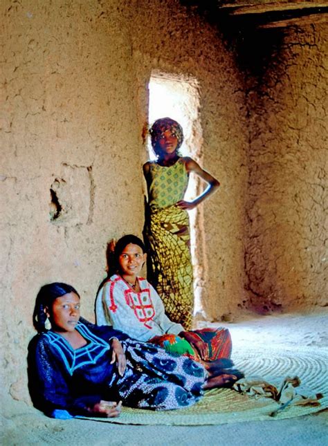 Fascinating Humanity Niger Women Hiding From The Scorching Sun