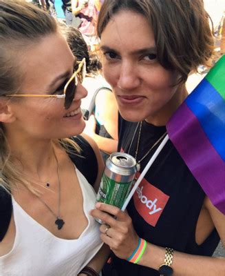 180 cm / 5'11″ bust: Promis beim Pride
