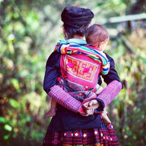 sapa,-vietnam-antipodeans-abroad-baby-wearing,-hmong-people,-vietnam