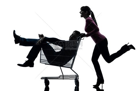 一对夫妇妇女与男子坐在购物车轮椅上乐趣享受女士欲望感情幸福情侣成年人异性女性高清图片下载 正版图片321799496 摄图网