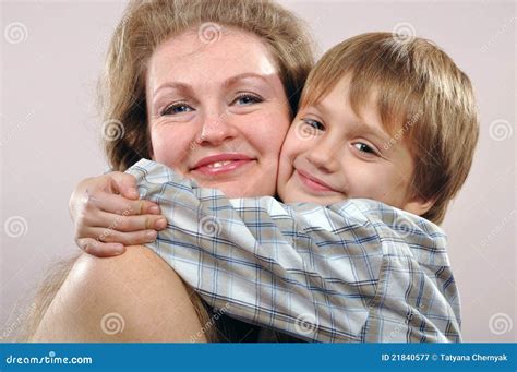 Madre E Hijo Felices Fotografía De Archivo Libre De Regalías Imagen