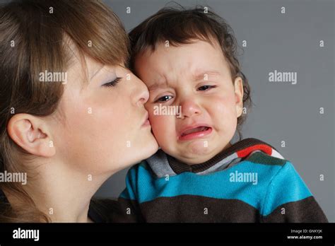 Hermosa Madre Besando A Su Hijo Llorando Fotografía De Stock Alamy