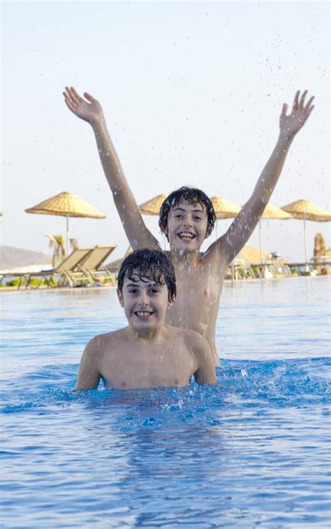 Jugendlich Jungentauchen Und Schwimmen Im Pool Stockbild Bild Von Luftblasen Kerl 74946521