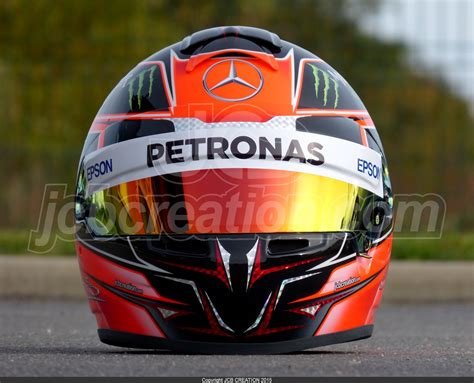 Vincitore del campionato gp3 nel 2015, è stato attivo in formula 1 dal 2016 al 2018 con manor e force india e dal 2020 è alla guida della renault. Esteban Ocon AMG Mercedes F1 | JCB Création