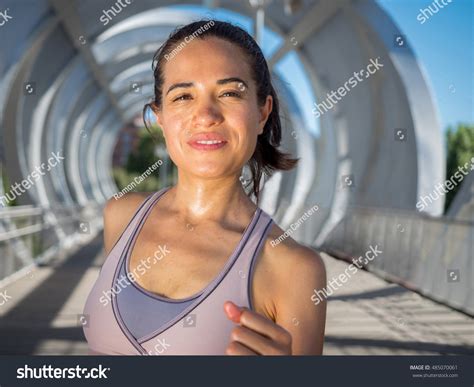 Female Runner Smiling Running On Modern库存照片485070061 Shutterstock