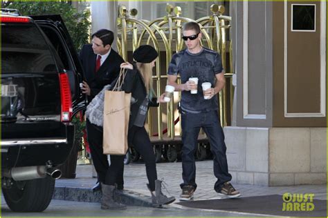 Avril Lavigne Four Seasons Hotel With Brother Matthew Photo 2621209