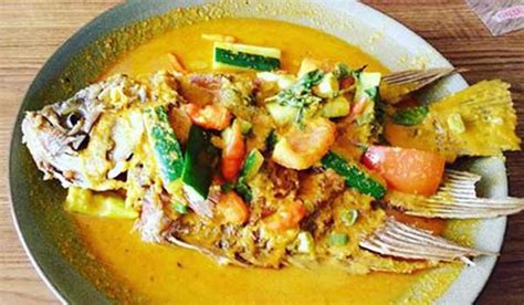 Nasi kuning, similar to nasi rames or nasi campur, but the rice is cooked in coconut milk and colored bright yellow using turmeric and scented with lemongrass and kaffir lime leaves. Resep Cecek Bumbu Kuning - 3 butir telur rebus yg dikupas ...