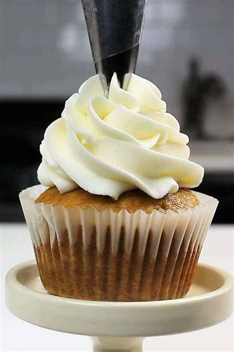 Homemade cream cheese frosting doesn't have to be a chore to make. Cream Cheese Frosting: Pipeable and Delicious - Chelsweets