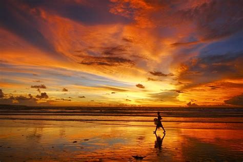 Sunset At Kuta Beach Bali Pantai Bali Di Pantai