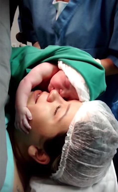 Bebé Recién Nacida Abraza A Su Mamá Por Primera Vez Y No
