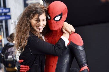 But this week, the trio has become a duo after tom holland and zendaya were spotted kissing each other in a car in the silver lake neighborhood of la, seemingly. Spider-Man: Far From Home, Tom Holland e Zendaya stanno ...