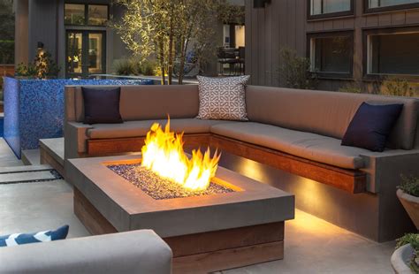 Built In Concrete And Wood Sofa And Fire Pit Modern Patio Los