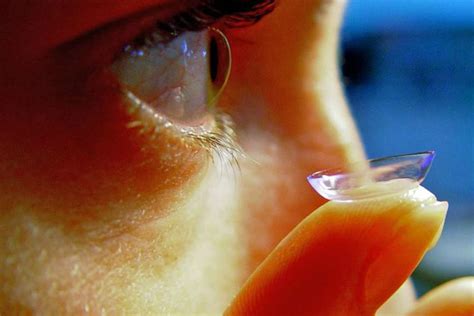 28 ఏళ్లుగా కంటిలోనే విస్తుత పోయిన యువతి Doctors Find Womans Contact Lens In Her Left Eyelid