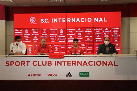 Profile page for internacional player taison. Taison é apresentado no Internacional, elogia grupo e ...