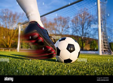 Football Action Net Hi Res Stock Photography And Images Alamy