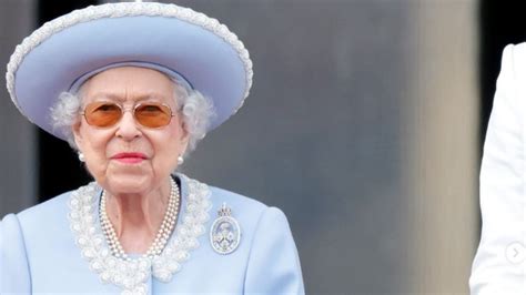 Elisabetta Ii La Regina In Verde Manda Un Preciso Messaggio In