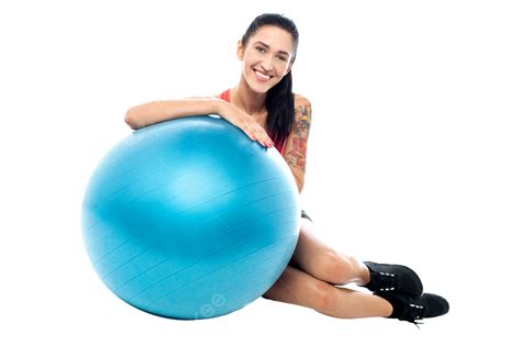 امرأة في صالة الألعاب الرياضية تسترخي بجانب كرة التمرين والكرة الهوائية مدرب شاب صحي Png صورة