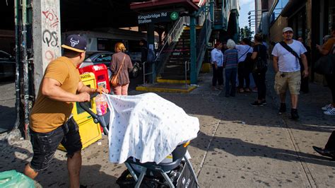 Man Dies After Jumping Onto Subway Tracks With Daughter 5 Police Say The New York Times