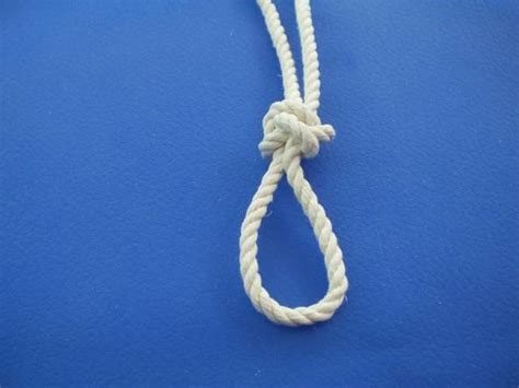 This video will show how to tie a celtic button knot, using a length of paracord for the demonstration. Overhand, overhand stopper knot tutorial | EDCForums