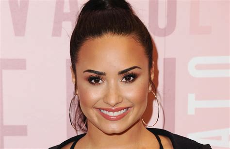 ‘nobodys Perfect Disney Star Demi Lovato Explains Why Shes Going Back To ‘sheher Pronouns