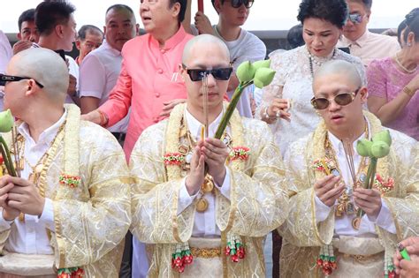 นักแสดงหนุ่ม ไวท์ ณวัชร์ พุ่มโพธิงาม เสียใจแม่โดนตบ พ่อโดนต่อย แถมคู่กรณียังส่งข้อความ. ไวท์ ณวัชร์ บวชทดแทนคุณพ่อแม่ ตั้งใจศึกษาธรรมยังไม่มีกำหนดสึก