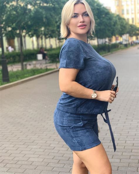 Olyria Roy Curvy Model And Influencer Curvy Outfit Br