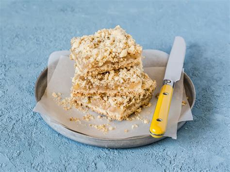 Für die streusel butter, zucker, vanillezucker, mehl und salz kurz zu groben streuseln kneten und auf dem kuchen verteilen. Apfel-Streuselkuchen: Das Rezept aus Omas Backbuch ...